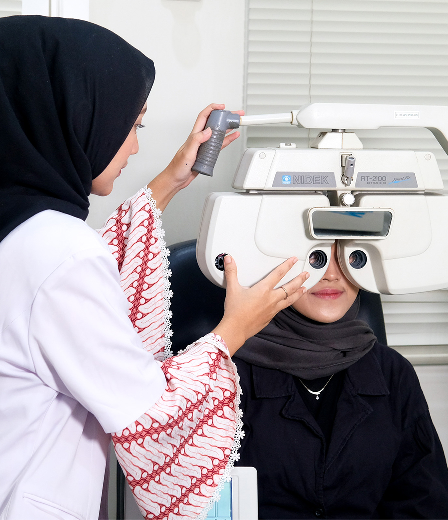 Model mengenakan kacamata Optik Kasoem